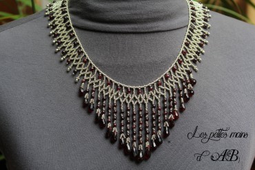 Garnet Duchess collier en tissage de perles japonaises, il est composé de perles en grenat, 21 gouttes facettées, 13 perles facettées de 4 mm, 128 perles rondes de 4 mm. Son fermoir est en argent 925.