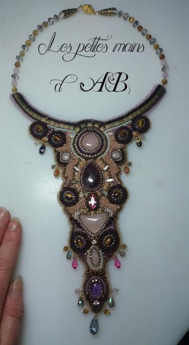 Collier brodé Maharaja, la pièce centrale est un cabochon en rubis facetté. Il m'a fallu plus de 200 heures de travail entre la conception, la réalisation et les finitions. 