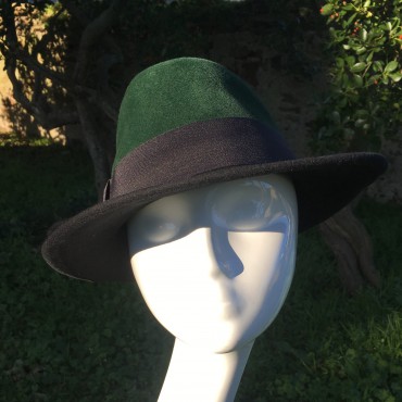 Chapeau masculin bicolore en feutre taupé noir et vert,moulé à la main sur forme,réalisation sur-mesure