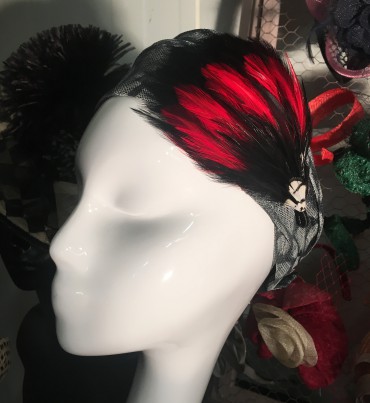 turban en sisal imprimé et plumes de coq noires et rouges