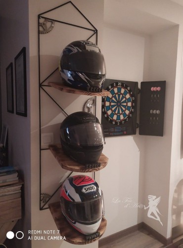 Étagère à casque avec objet de récupération