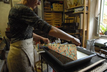 Fabrication d'une feuille de  papier marbré