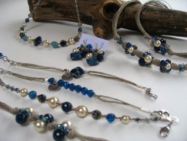 Bijoux à base de fils de lin mêlant du jaspe impérial, des agates et cristaux