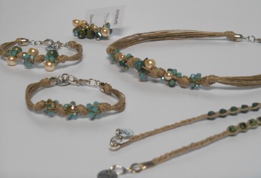 Bijoux à base de fils de lin mêlant des agates, hématites et cristaux