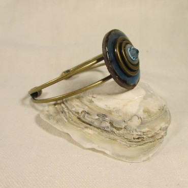 Bracelet en bronze, coco bleu émaillé, boutons de cuivre et cristal de swarovski aquamarine