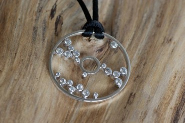 Pendentif or gris et diamants.