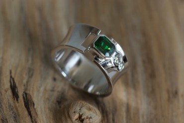 Bague or gris, tsavorite et diamants.