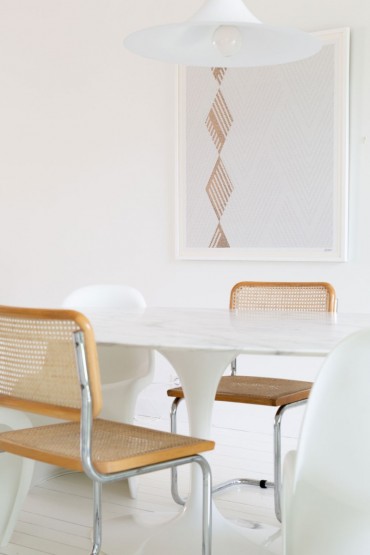 broderie-murale-sur-fond-de-chevrons-julie-barbeau-dans-salle-a-manger.jpg