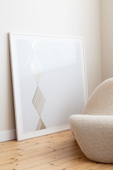 broderie-murale-sur-fond-de-chevrons-julie-barbeau-fauteuil-bouclette.jpg
