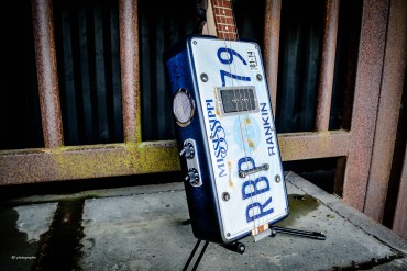 Guitare 8 cordes sycomore teinté Sunburst bleu, 2 micros maison