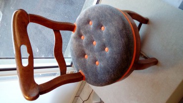 boutons recouverts pour capitonner une assise de chaise