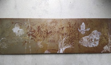 Fluctuation, panneau en métal oxydé et décor à l'encre Sennelier appliqué à la plume, 160 X 50 cm