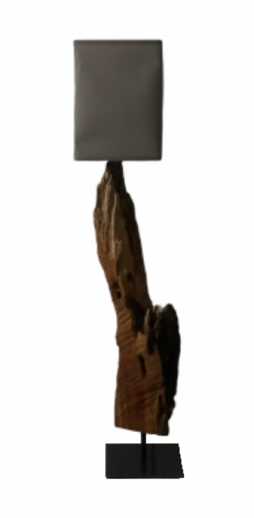 Lampe faite avec une pièce de bois flotté, abat-jour en coton gris, socle en métal.