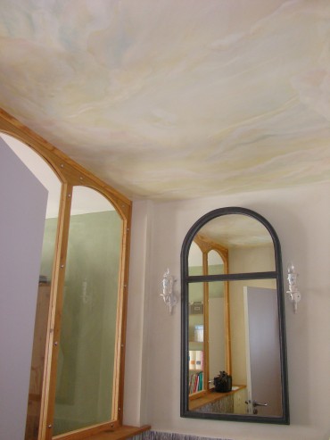 faux ciel de plafond Baroque et badigeon de chaux sur les murs