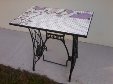Plateau de table pour machine à coudre transformé en mosaïque de faïence